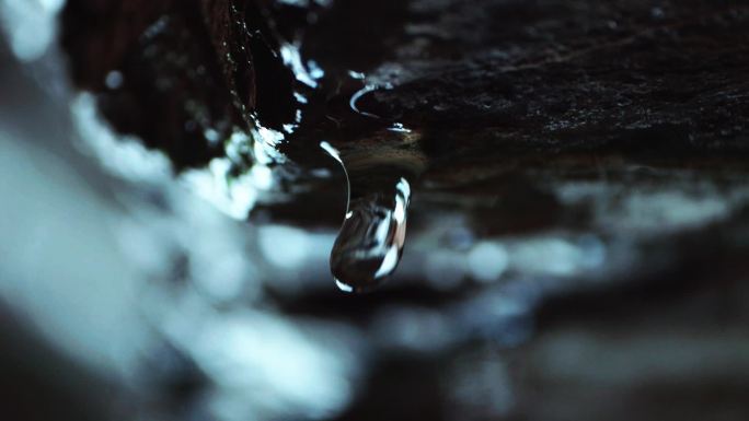 山洞里漂亮的冷色调水滴和瀑布