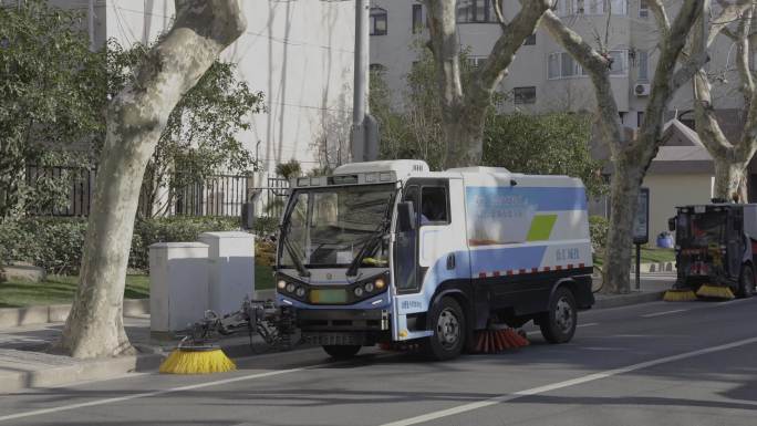 4K上海城市环卫洒水车在扫地