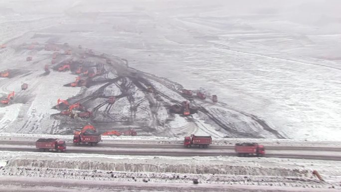 冬天的内蒙古露天煤矿