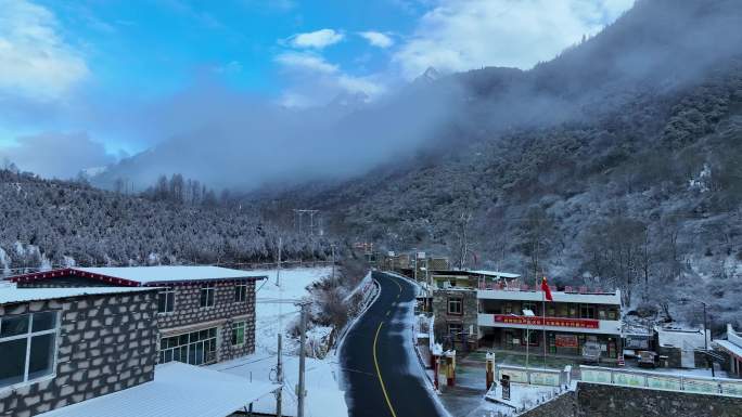 航拍雪后阿坝四姑娘山双桥沟嘉绒藏族民居