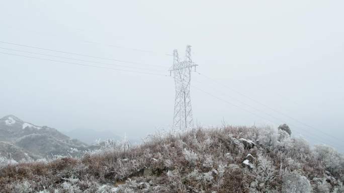 4K航拍 冰天雪地的电力塔