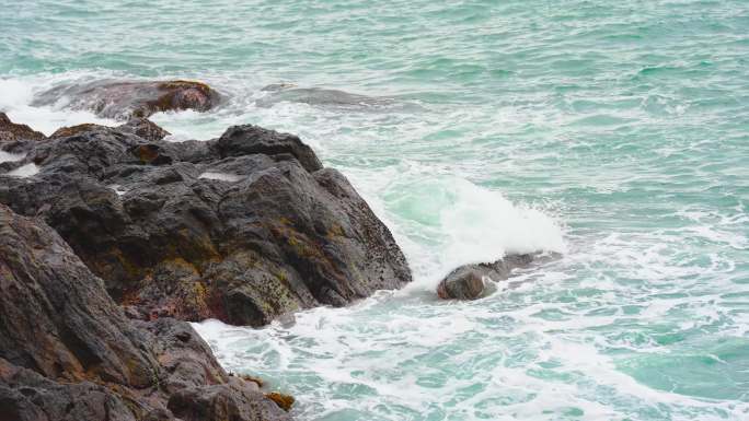 海浪慢镜头海浪升格海浪拍打礁石