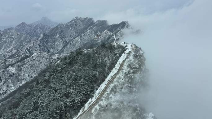 航拍雪后看北京司马台长城上的云海翻腾