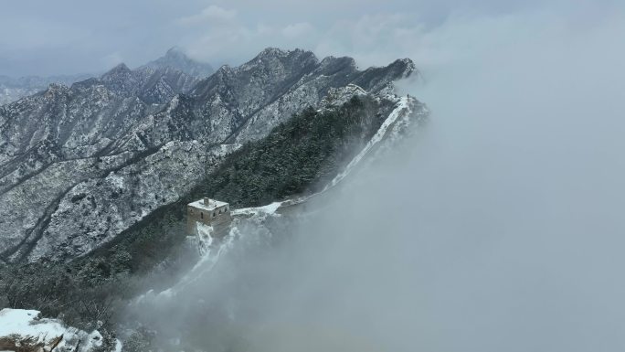 航拍雪后悬崖峭壁上的司马台长城云雾缭绕