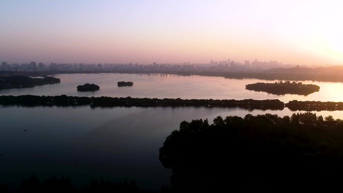 4K航拍杭州西湖早晨太阳照射湖面上视频