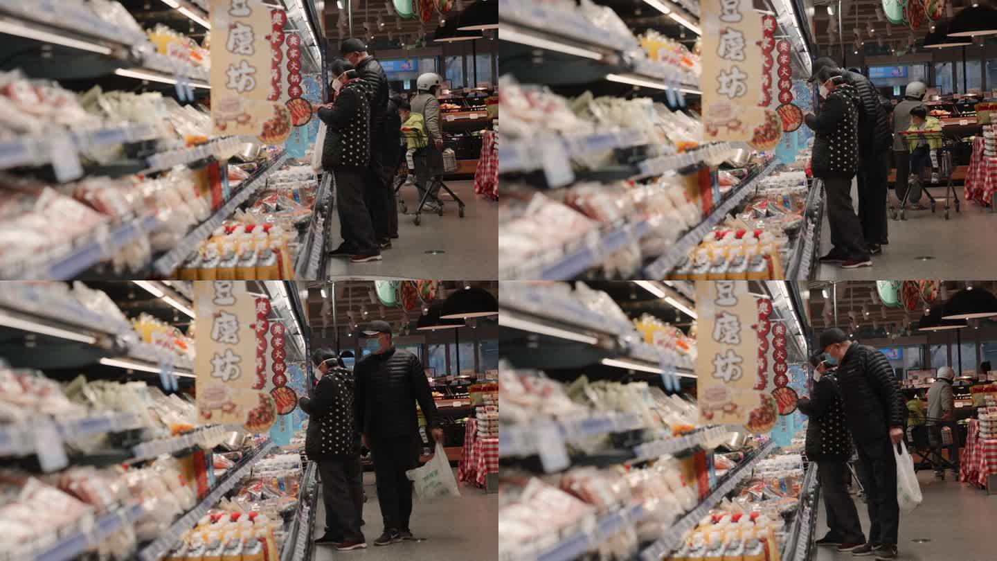 老人在超市挑选东西