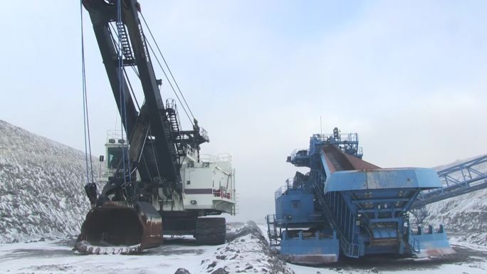严寒下的露天煤矿大型设备视频素材