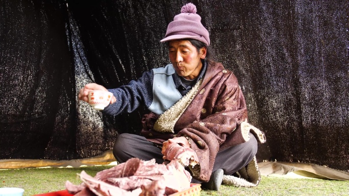 高原牧民生活环境 藏族男子 吃肉