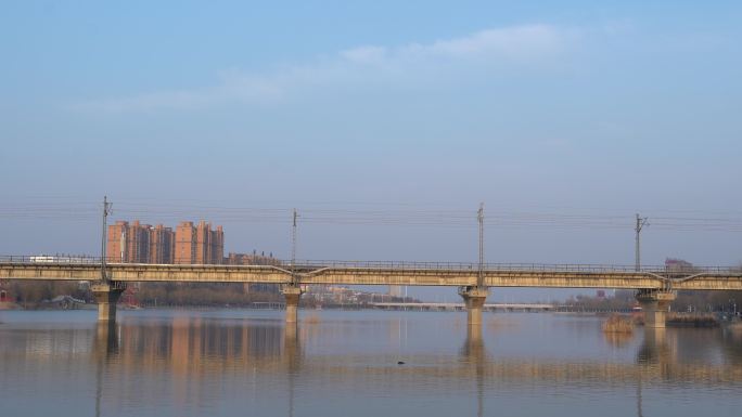 一列火车驶过跨河的石桥风光风景动人美好2