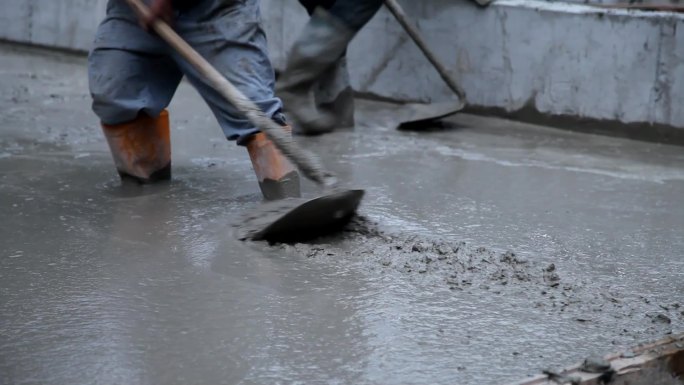 工人修公路建桥挖水泥修水泥路