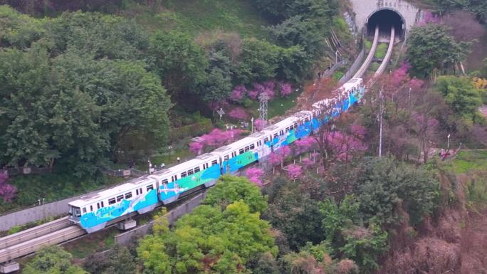 重庆佛图关开往春天的列车航拍2023年