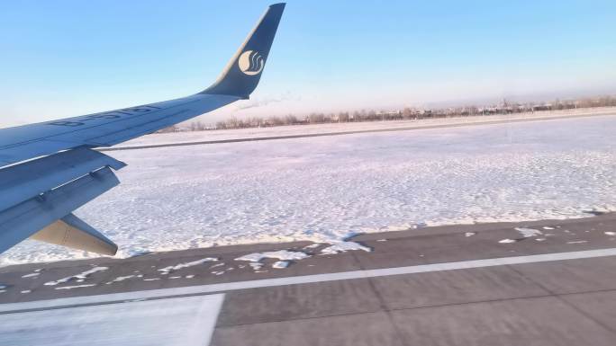 雪地降落的飞机4k原视频实拍