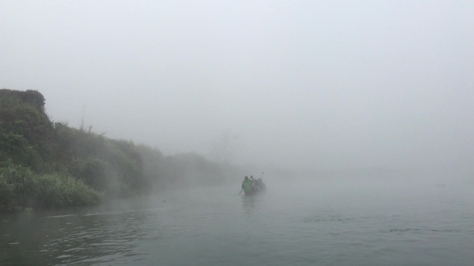 河流雾气