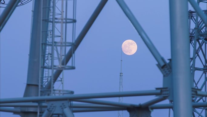 特高压铁塔后面一轮圆月升起