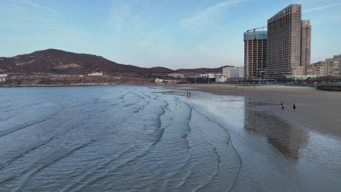 航拍威海金海滩海水浴场的天光水影