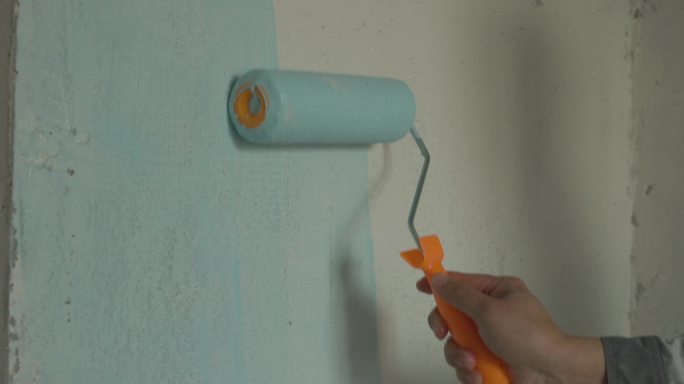 刮腻子刷涂料粉刷墙壁实拍