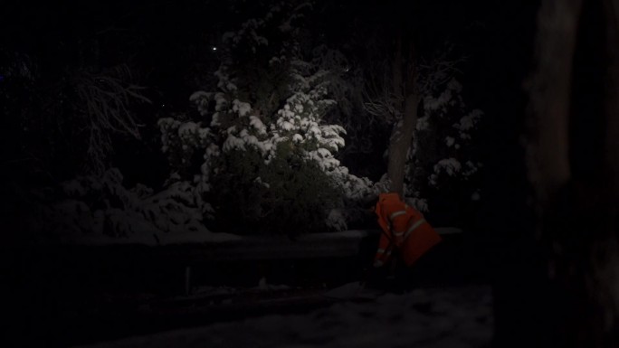 环卫工人扫雪