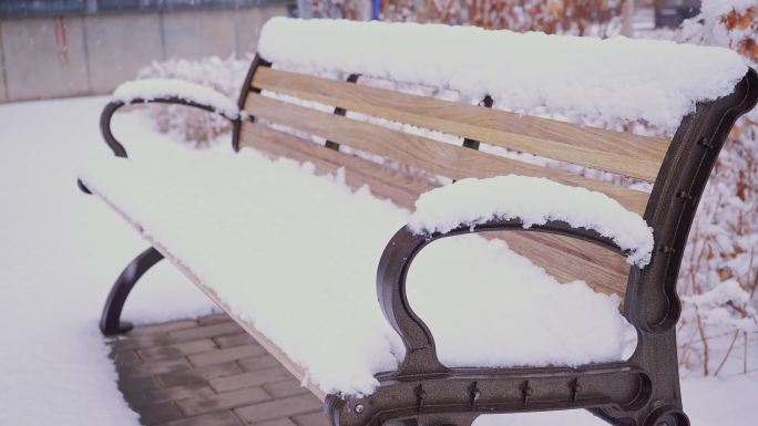 4K冬季唯美悲凉长条椅被雪覆盖升格空镜头