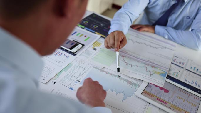 财务管理专家分析和讨论股市研报数据