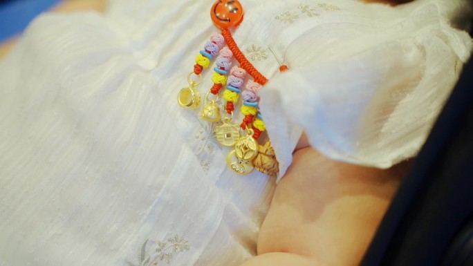 婴儿宝宝身上的金器护身符挂饰