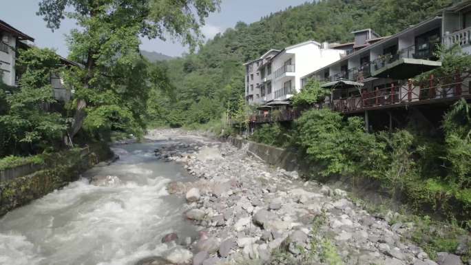 西岭镇航拍河边小镇低飞河流山中民宿树林