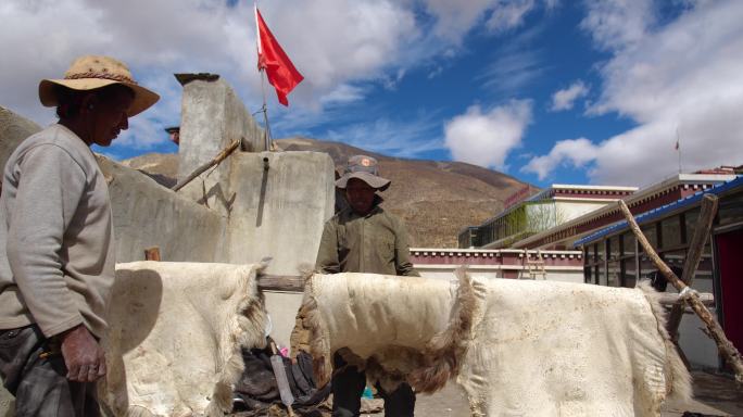 藏族工艺品 藏族揉皮 羊皮衣 晒羊皮