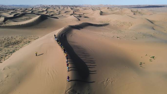 腾格里沙漠徒步团建素材