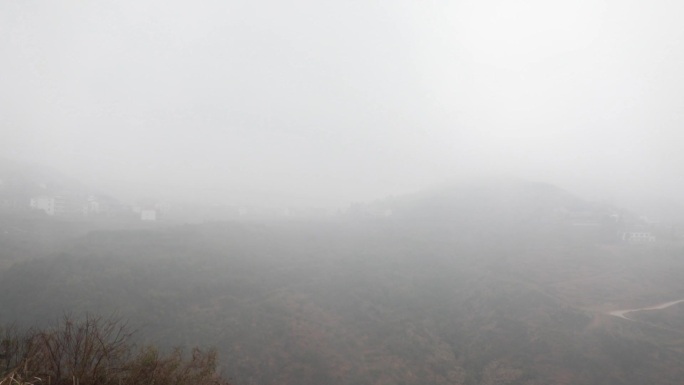 雾气腾腾的大山风景