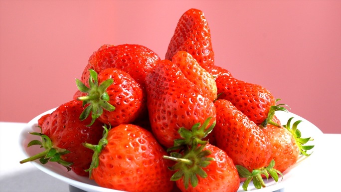 诱人的草莓草莓摆盘