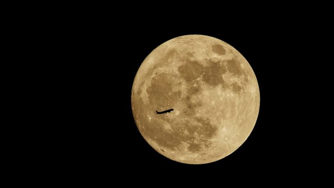 飞机飞过月亮夜晚空镜