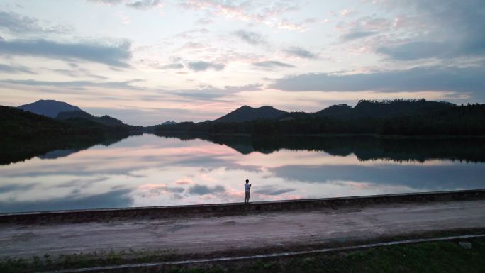 江门水库倒影晚霞一个人在静谧的湖面