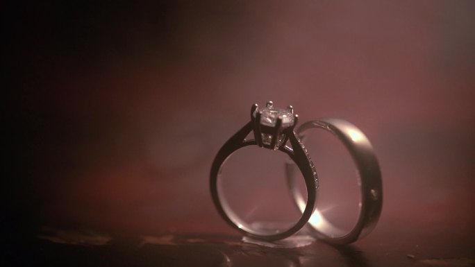 爱情信物结婚戒指创意空镜头