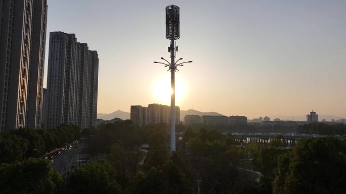 航拍城市夕阳5G4G无线信号塔移动电信灯