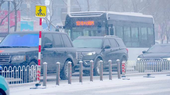 大雪中的城市交通 下雪 雪天路滑