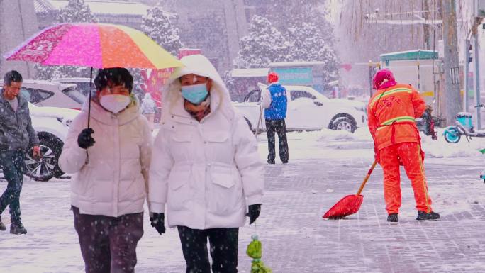 4K冬季下马路行人雪中雪升格唯美空镜头