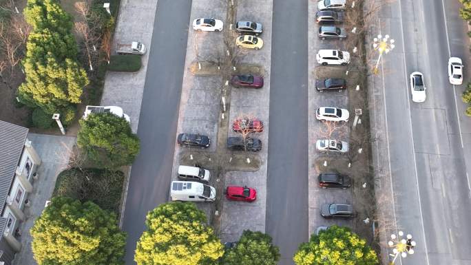 城市绿化公共停车场小轿车汽车车位实拍素材