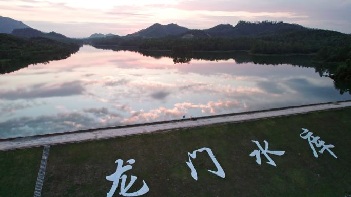 江门水库倒影晚霞一个人在静谧的湖面