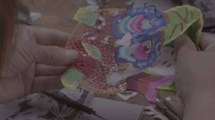 民间刻纸手艺人制作的年画娃娃