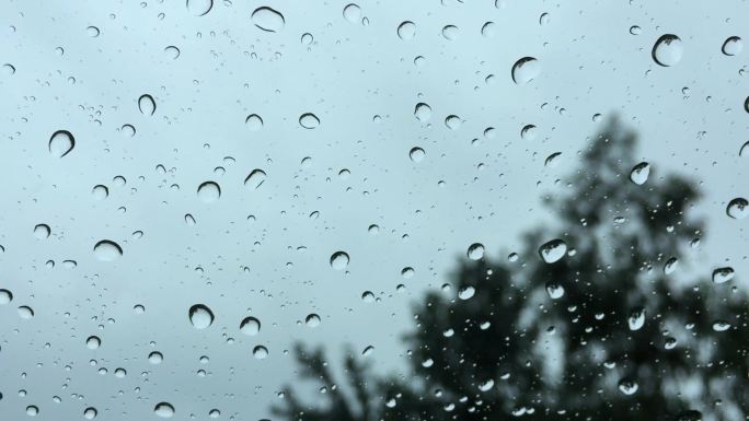 高清 雨滴 车玻璃上的雨滴 下雨水滴