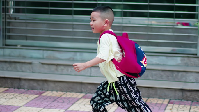 小朋友放学蹦蹦跳跳回家