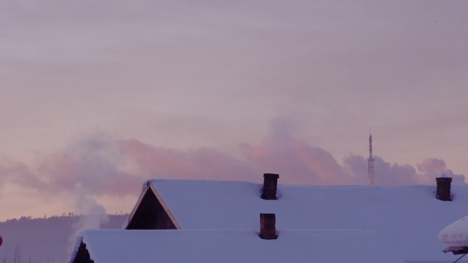 雪天村庄的袅袅炊烟和云朵