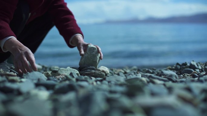 海边玩石头 海边堆石头 河边水浪 海浪