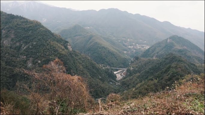 站山顶眺望远处的山脉