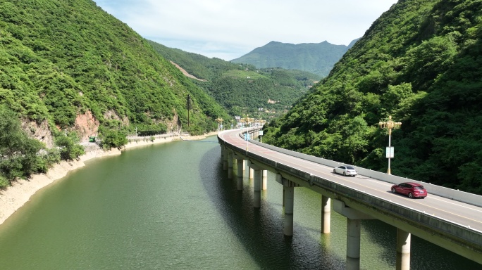 航拍村落大桥青山绿水风景跟拍车辆 山景