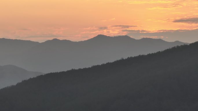 层峦叠嶂的远山夕阳