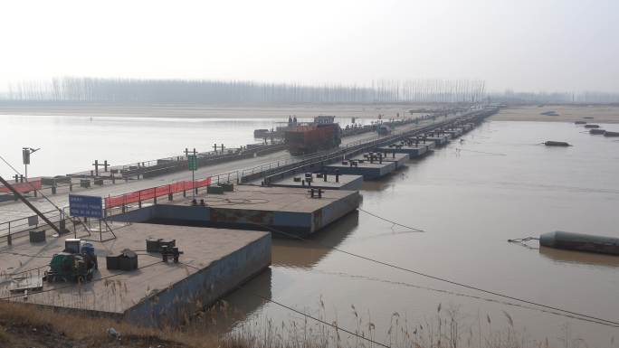 黄河河水上的浮桥和行驶的车辆河中的浮桶