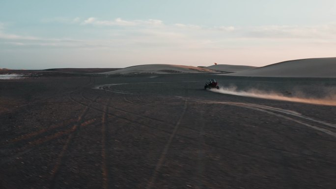 航拍UTV在沙漠里飞驰