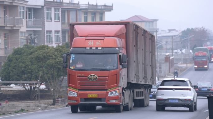 公路上满载的货车卡车 集装箱车 车辆行驶