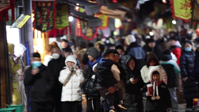 义乌佛堂老街街头夜景人流