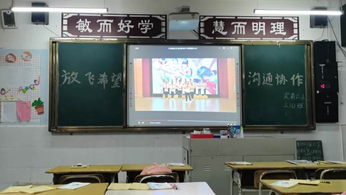 六一儿童节参观小学校园教室